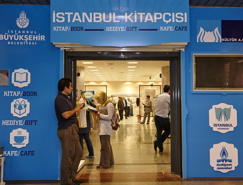 İstanbul Kitapçısı Taksim Metrosunda