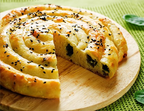 Elde Açılmış Gibi Lezzetli Ispanaklı Börek Tarifi
