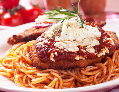 Domates Soslu Spagetti Eşliğinde Viyana Usulü Şnitzel Tarifi