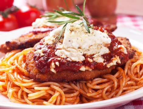 Domates Soslu Spagetti Eşliğinde Viyana Usulü Şnitzel