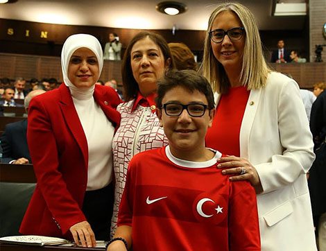 Bu Sezon Kırmızı Beyaz Giyelim Diyoruz