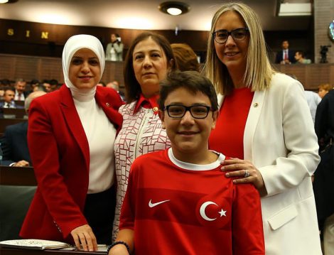 Milletvekilleri Kırmızı Beyaz Giyiniyor