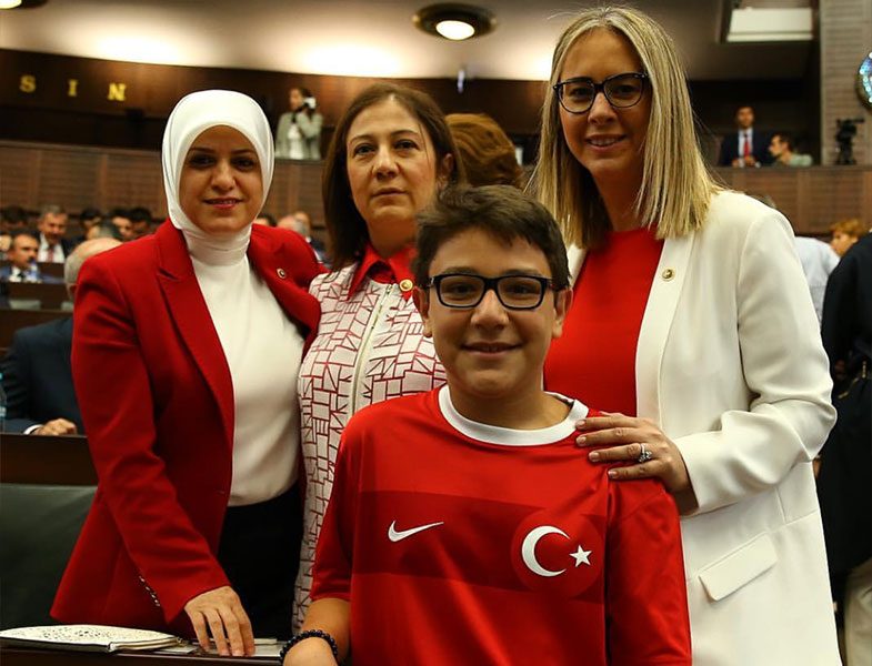 Milletvekilleri Kırmızı Beyaz Giyiniyor