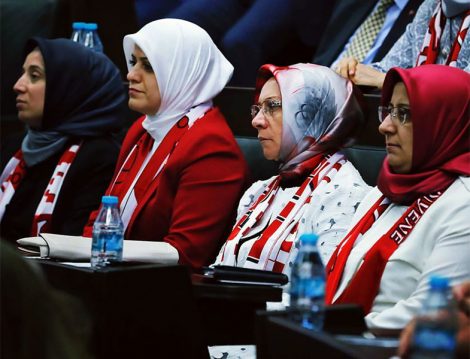 Milletvekilleri Kırmızı Beyaz Giyiniyor