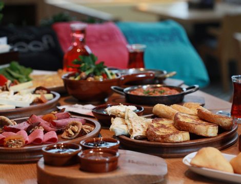 Emirgan Huqqa'da Kahvaltı