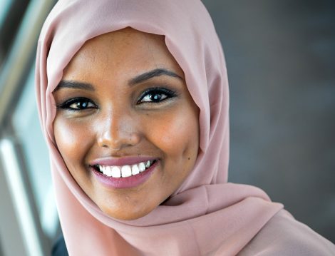 Dünyanın İlk Başörtülü Profesyonel Mankeni Görücüye Çıktı