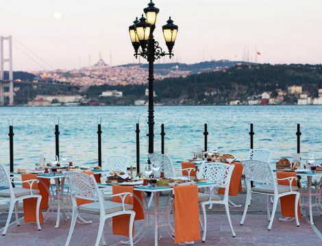 Çırağan'da Açık Havada Boğaz Üzerinde İftar ve Sahur Ziyafet