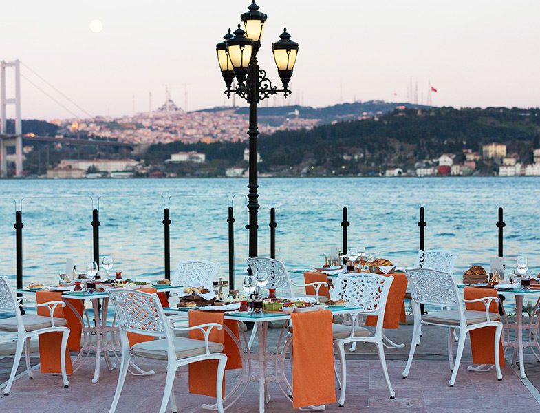 Çırağan'da Açık Havada Boğaz Üzerinde İftar ve Sahur Ziyafet
