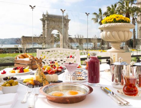Çırağan'da Açık Havada Boğaz Üzerinde İftar ve Sahur Ziyafet