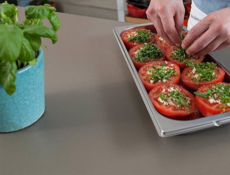 Kolayca Hazırlanmış Hafif Bir Akşam Yemeği; Domates Dolması Tarifi