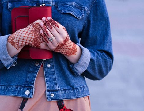 İstikrarlı Popülaritesiyle Denim Ceketler Bu Sezon Beklenmedik Parçalarla Kombinleniyor