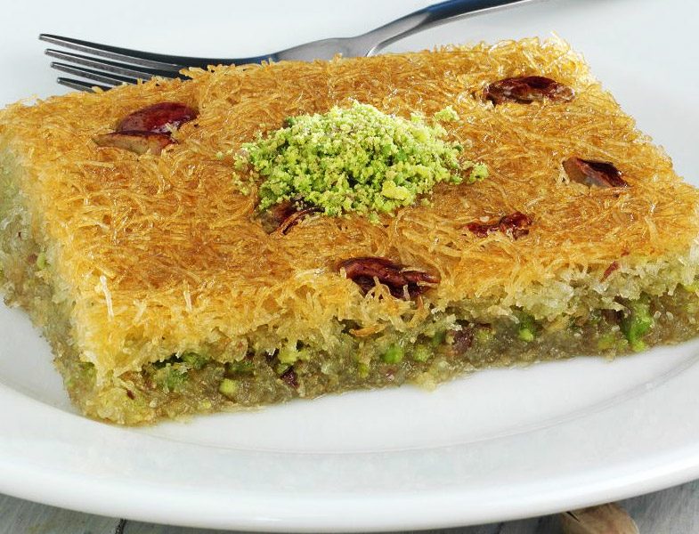 Bayramda Misafirlerime Ne Yapsam Diyenlere 3 Fıstıklı Tatlı Tarifi