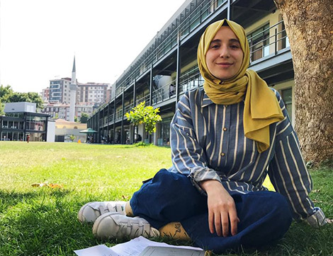 Şüheda Aydın’dan Makyaj Youtuber’larına Atıf  “Nasıl Topuz & Makyaj Yapmıyorum?”