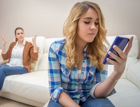 Gençlerin Telefon Merakına Annelerin Tutumu