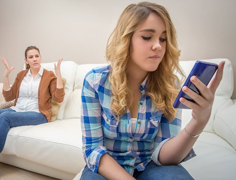 Gençlerin Telefon Merakına Annelerin Tutumu
