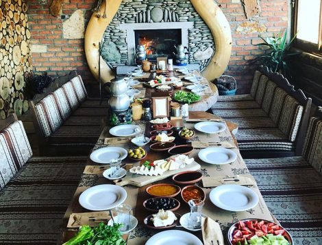 Mengen Çiftlik Et Mangal Şömine Başında Yemek