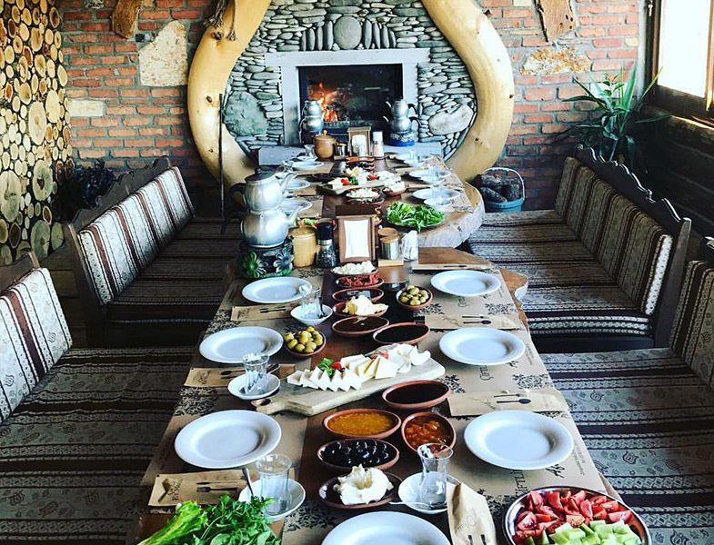 Mengen Çiftlik Et Mangal Şömine Başında Yemek