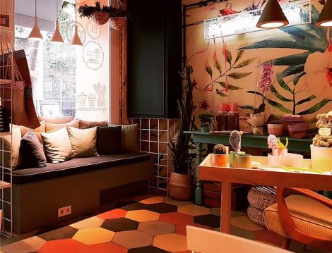 Proje Cafe Galata Okuma Köşesi