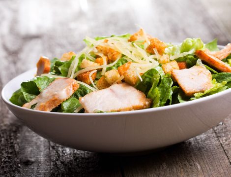 Sezar Soslu Tavuk Salatası
