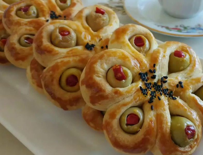 Yeşil Zeytinli Çiçek Poğaça