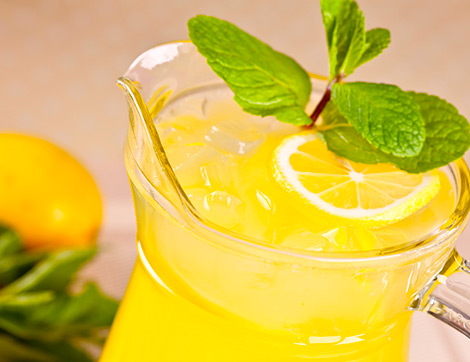 Buz Gibi Limonata ve Yanında Biri Portakallı Biri Elmalı 2 Islak Kek Tarifi