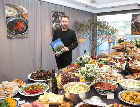 Ömür Akkor ile Komili Lezzet Seyahatnamesi