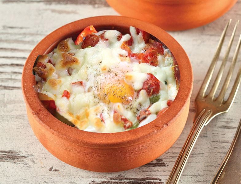 Güveçte Sucuklu Yumurta Tarifi
