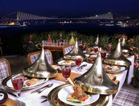 Topkapı Sarayı Konyalı Lokantası Gece Boğaz Manzarası