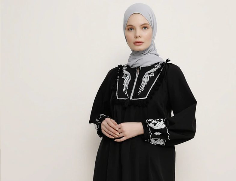 Nakışlı Tesettür Siyah Elbise