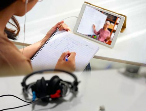 Online Eğitimde Kulaklık İle Ders Dinleme