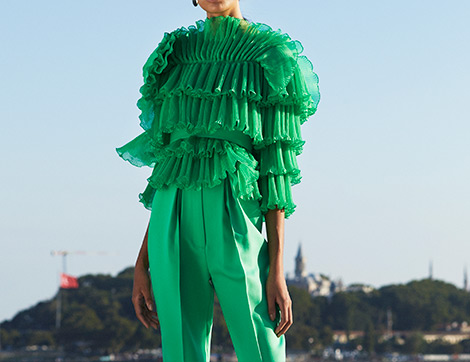 Özgür Masur’un İlkbahar-Yaz Pret-a-Couture Koleksiyonu Güçlü Siluetleri İle MBFWI’da