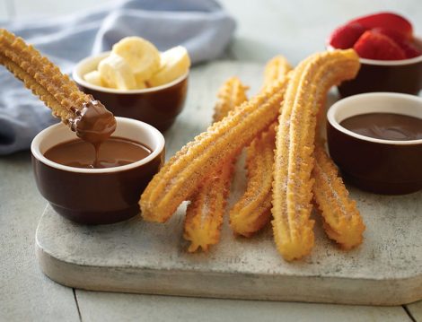 Churros Çikolatalı Sos ve Meyve Eşliğinde
