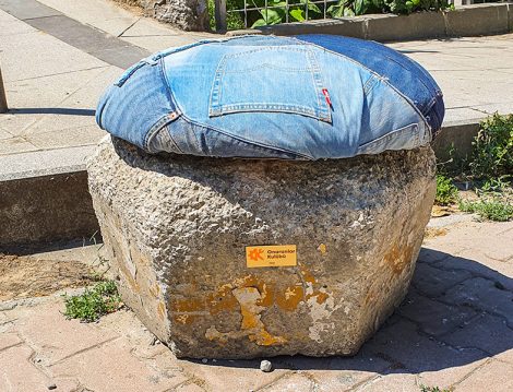 Levi’s®Jean  Beton Mantarların Üzerine Monte Edilen Oturma Minderleri