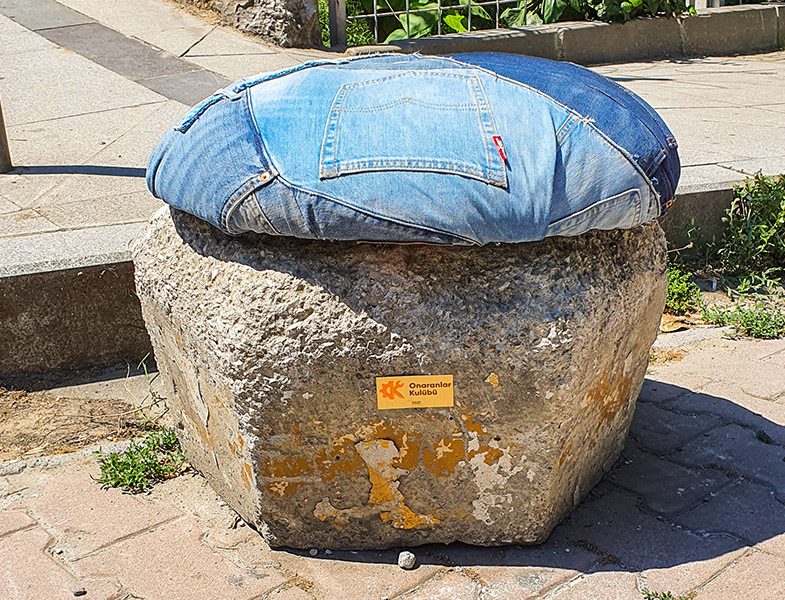Levi’s®Jean  Beton Mantarların Üzerine Monte Edilen Oturma Minderleri