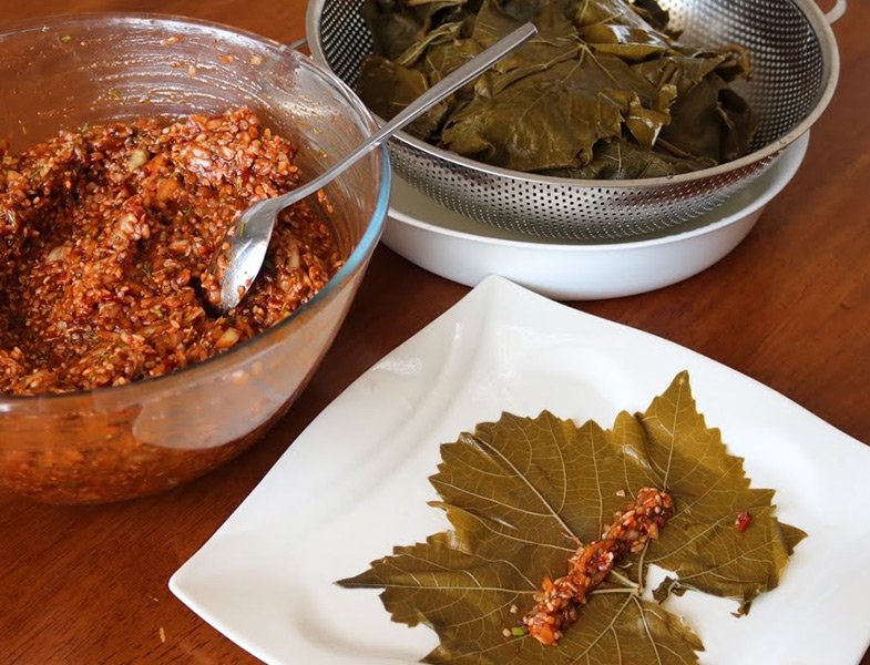 Antep Usulü Acılı Ekşili Yaprak Sarma Tarifi