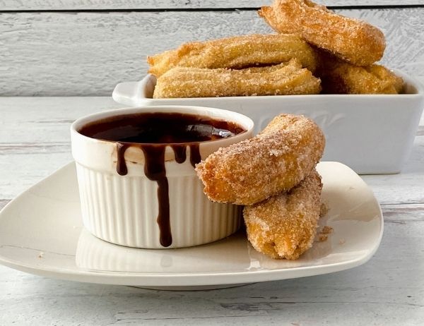 Evde Yapabileceğiniz En Güzel Tarçınlı Çikolata Soslu Churros Tarifi