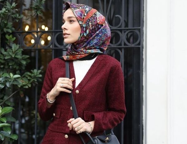Sezonda Öne Çıkan Derin Gölgeli Orta Tonlu Kırmızı Kombinler