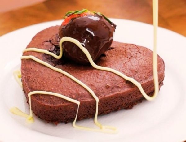 Çilekli Çikolatalı Brownie Tarifi