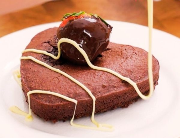 Çilekli Çikolatalı Brownie Tarifi