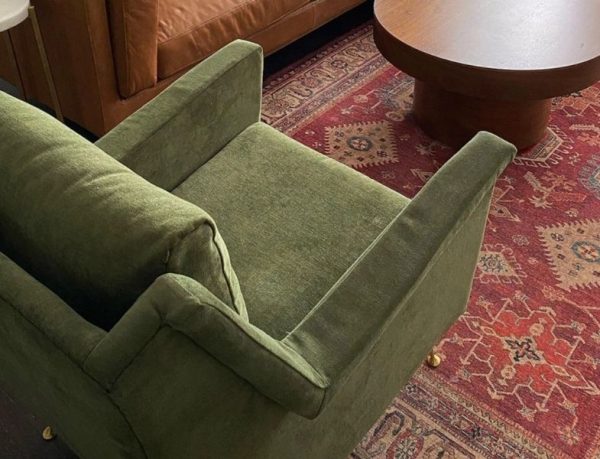 Yeşil Koltuk ve Bordo Halı